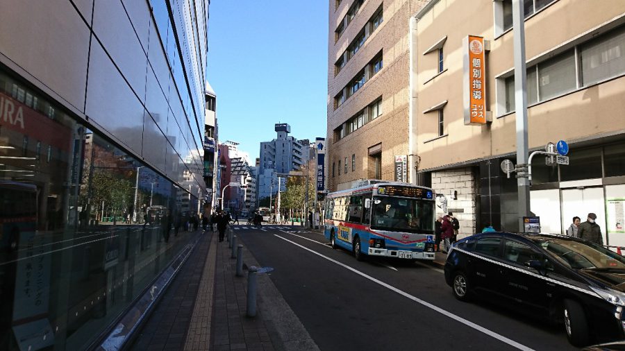 ③右手に横浜銀行が見えてきます。この通りをしばらく真っ直ぐ進みます。