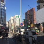 ②大久保方面(新宿駅を背に右方向)に進みます。