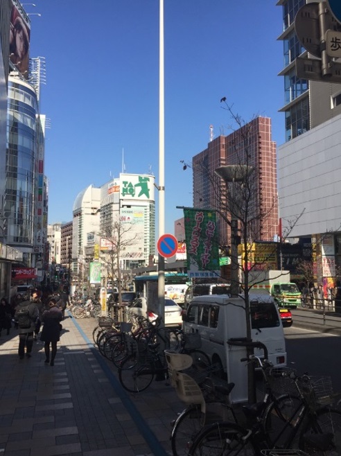 ②大久保方面(新宿駅を背に右方向)に進みます。